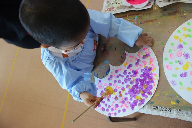 幼稚園で絵を描く子ども