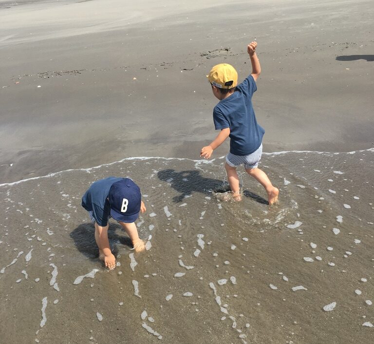 吹上浜で遊ぶ双子男児