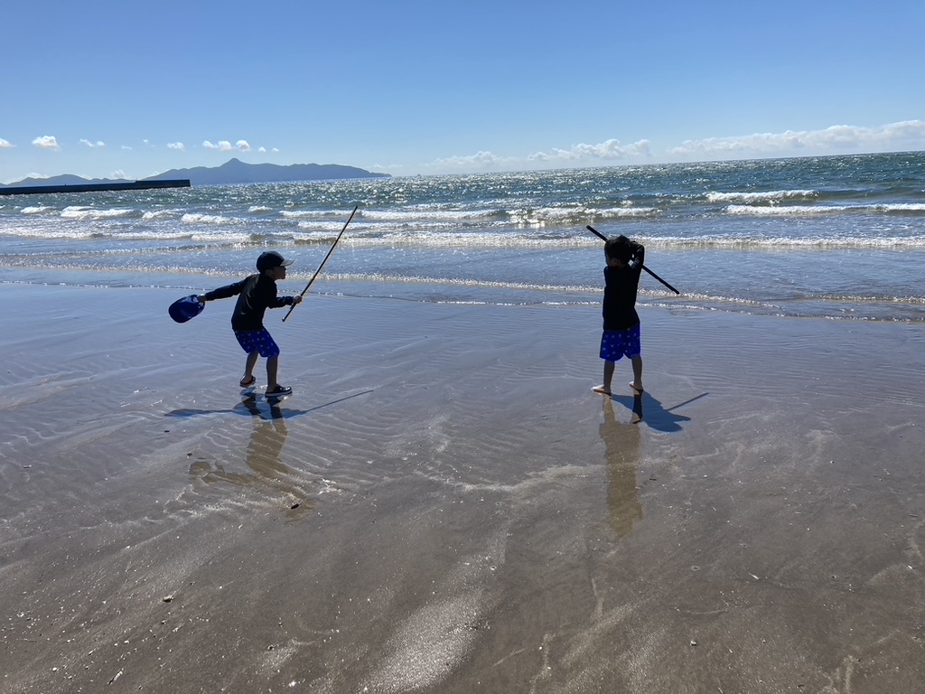 吹上浜で遊ぶ双子男児