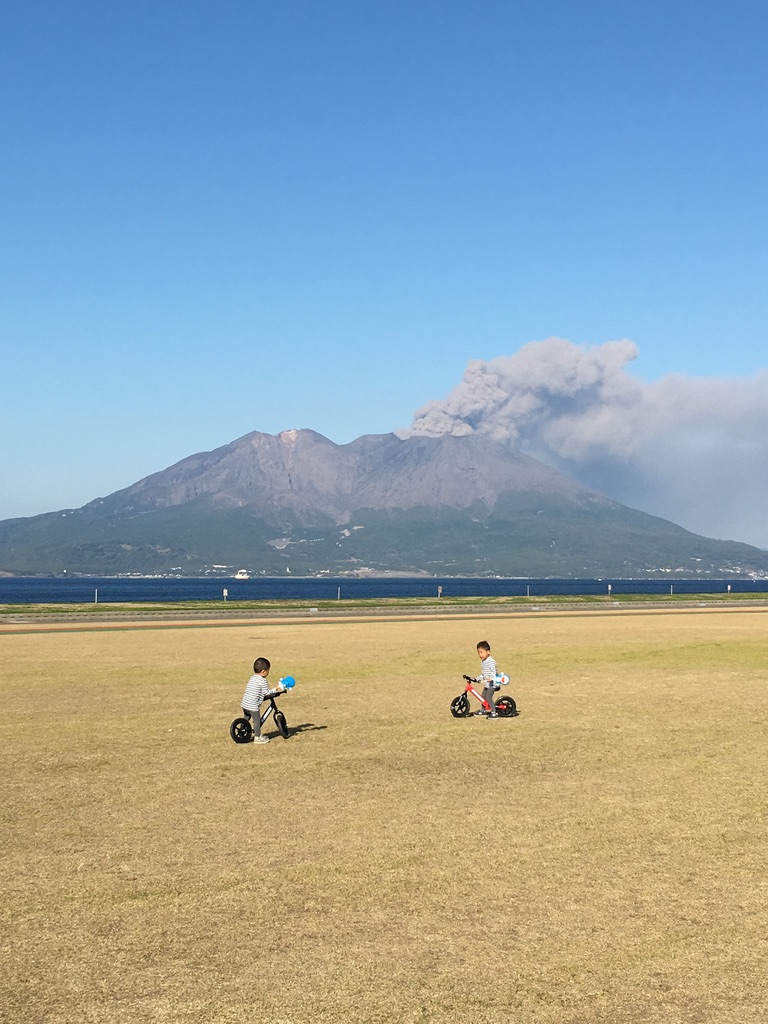 マリンポート鹿児島 双子男児 噴火する桜島