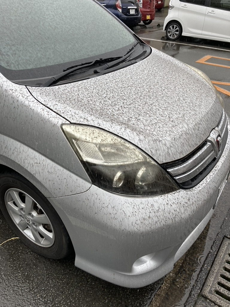 火山灰混じりの雨で汚れた車