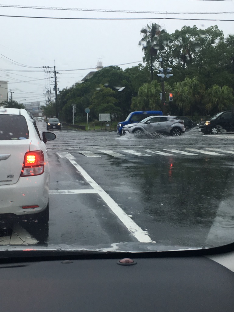 大雨の産業道路