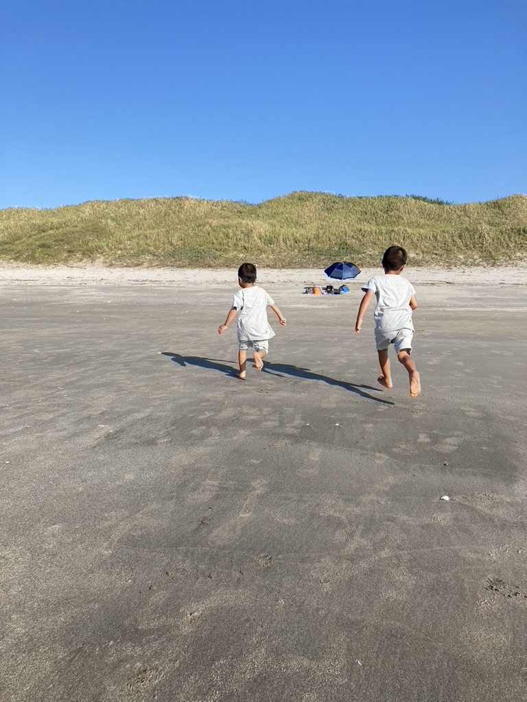 吹上浜で走る双子男児