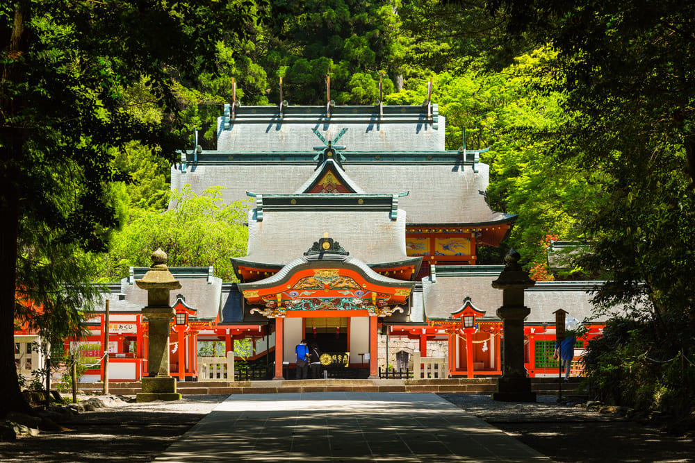 鹿児島県霧島市、霧島神宮の参道と社殿